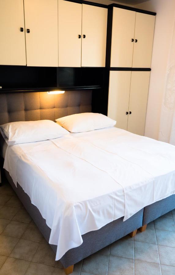 Apartments Anita 1 Barbat na Rabu Εξωτερικό φωτογραφία